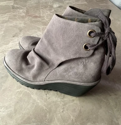 Botines de cuña Fly London para mujer Yama gamuza topo 40 EE. UU. 9,5 plataforma encaje usados en excelente estado  Foto 1 de 4