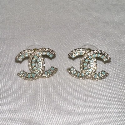 Pendientes Chanel Oro 19K y Piedras Cristal Verde Logo CC Foto 1 de 4