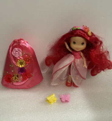 Vestido iluminado de muñeca Strawberry Shortcake Berry Sparkling Charms Hasbro 2011 Foto 1 de 4