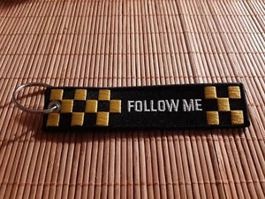 Follow me - Gelb Schwarz-Schlüsselanhänger-Schrift gestickt - Bild 1 von 1