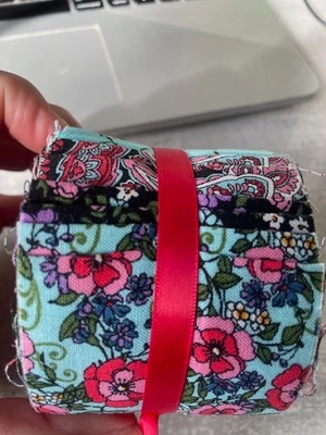 NUEVO SIN ETIQUETAS Joann Jelly Roll Tela de Algodón 20 Tiras, 10 Diseños 21/2" x 42" ROJO, NEGRO, Foto 1 de 4