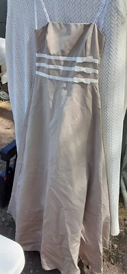 Vestido de novia vintage de los 90 Roberta piso graduación bronceado sin tirantes dama de honor lazos crema Foto 1 de 4