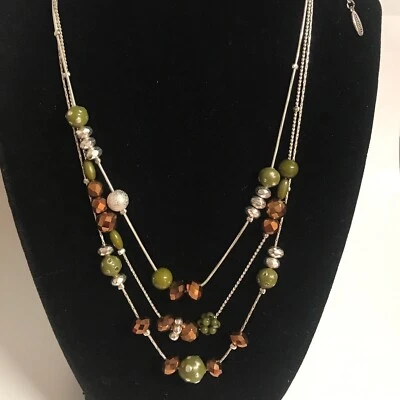 Collar estacionario de 3 hilos con placas de plata de peregrino, usado en excelente estado Foto 1 de 4