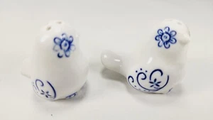 vintage Ceramic Salt & Pepper Shakers Little Birds Cute hand painted 2" pair - Picture 1 of 6