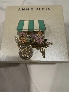 Neu im Karton Anne Klein Kristall und Emaille Blumenwagen Brosche Gelenkrad - Bild 1 von 10