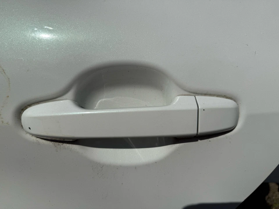 Conjunto de manija de puerta trasera izquierda blanca Toyota Prius C 1,5 L 12-19 082 OEM Foto 1 de 1