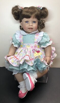 Muñeca bebé Adora 19” “Piece Of Cake” adorable morena ojos azules MWB Foto 1 de 4