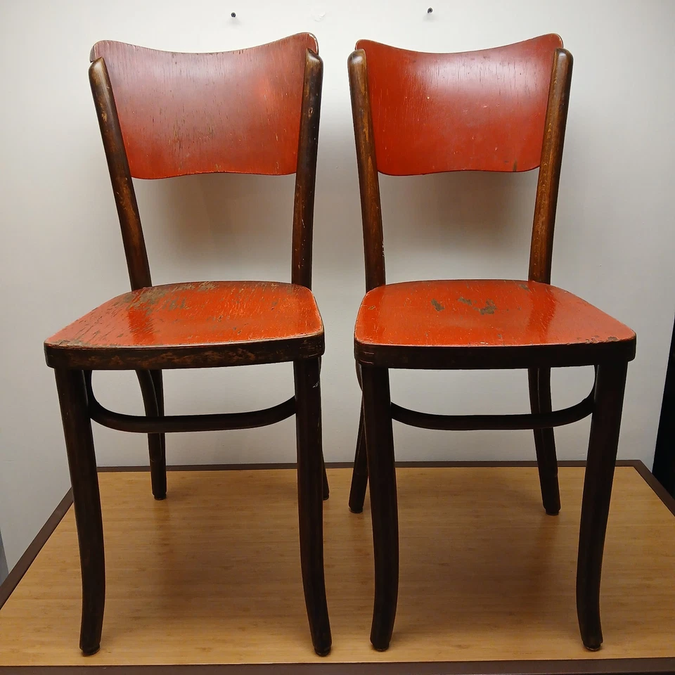 Antiguo juego de (2) sillas de bistró con respaldo alto de madera curvada "MUNDUS" de la década de 1890 Foto 1 de 4