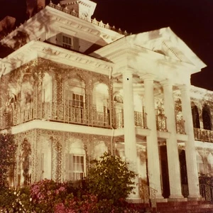 Fotografía nocturna exterior Haunted Mansion Disneyland Ride Kodak década de 1970 - Imagen 1 de 8