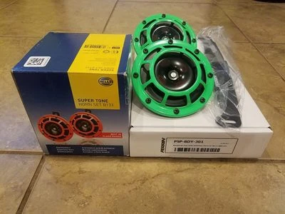 一对 Hella Supertone 角带 Perrin 安装支架。 08-14 WRX/STI 莱姆绿 — 第 1/3 张图片