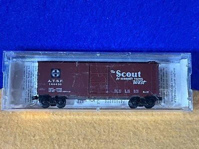 L11-95 TRAIN - BOX CAR - N SCALE - KADEE MICRO-TRAINS #20050 - SANTA FE / SCOUT - Image 1 of 4
