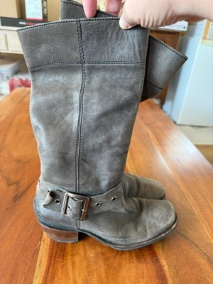 Botas de motociclista gris nublado desgastadas con hebilla. Foto 1 de 4