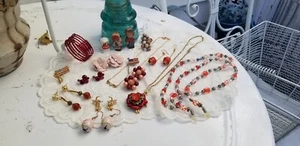 Vintage rot weiß Perlen Schmuck 14 Konvolut Halsketten Armbänder Ohrringe Brosche Glas - Bild 1 von 4