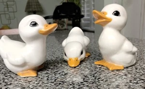 "DREI KLEINE ENTENFIGUREN - ENTZÜCKENDE KERAMIKTEILE 3,5"" 3,25"", 4,5""" - Bild 1 von 15