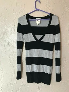 PINK ROSE Black & Gray Rayon Stripe V-Neck Sweater Women's Juniors Size Small - Picture 1 of 5