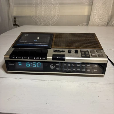 RADIO CASETE RELOJ FM/AM GENERAL ELECTRIC MODELO VINTAGE 7-4956B Funciona Foto 1 de 4
