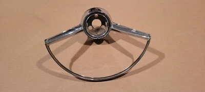 1965-66 Chevrolet GM Corvair Horn Ring P-9741752 Chrome  - Imagem 1 de 4