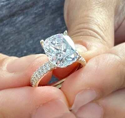 Anillo de compromiso y banda de diamantes de corte cojín de oro amarillo de 14 quilates con certificación IGI 4,40 Foto 1 de 4