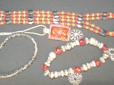 Lote Mixto Cuatro (4) Piezas De Colección/Tono Rojo y Plata: Colgante Rojo Kenneth Cole Foto 1 de 4