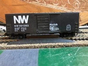 MICROTRAINS N SCALE NORFOLK WESTERN 40' BOXCAR MARKS ON SIDE - Picture 1 of 4