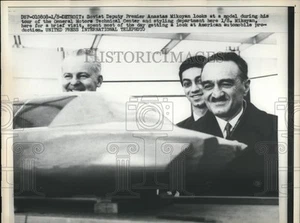 Foto de prensa 1958 del viceprimer ministro soviético de las Naciones Unidas Anastas Mikoyan de gira - Imagen 1 de 2