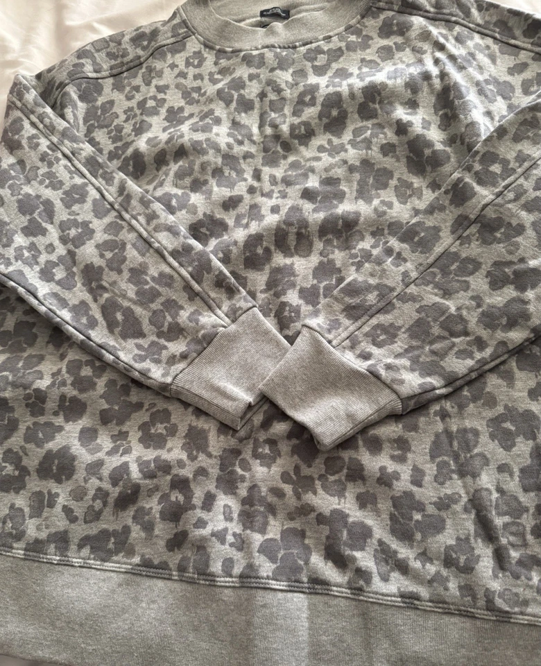 WOMENS GAP LONG SLEEVED SLIT TUNIC-SIZE SMALL-GRAY LEOPARD - Image 1 of 1