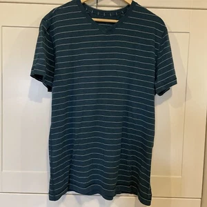 Lululemon Herren T-Shirt grün weiß gestreift V-Ausschnitt Kurzarm Tee Gr. XL - Bild 1 von 4