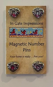 Corazón y Arco Número Magnético Pines Espectáculo Caballo Número Portadores Imán - Imagen 1 de 2