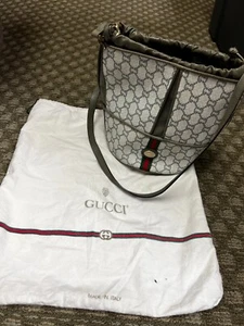 Damen ""Gucci"" grau med. Größe sollte Tasche. Kommt mit Schutzhülle. Prev. Eigene - Bild 1 von 7