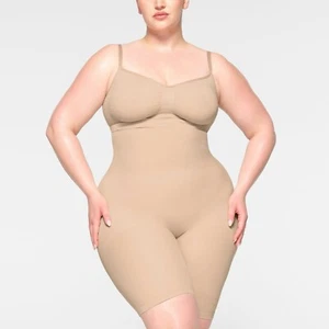 Neu ohne Etikett Skims nahtlos geformt Mid Waist Mid Thigh Short Glimmer Größe Small - Bild 1 von 3