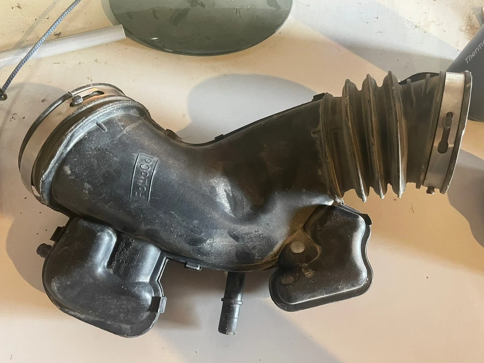 Tubo de admisión de aire Lincoln/Ford/Motorcraft de 2010 Lincoln MKZ, 3,5 L Duratec Foto 1 de 4