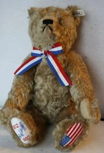 Steiff Limited Edition Otto Steiff White Tag Teddybär rot weiß blaue Flagge 1992 - Bild 1 von 1