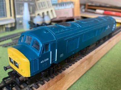 Mainline Class 45 039, The Manchester Regiment excellent but needs small repair - Image 1 of 4