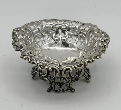 Plato de caramelo perforado y con patas en forma de corazón. Esterlina inglesa. Londres 1894. Foto 1 de 4