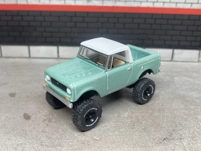 Camioneta pickup IH Scout 1965 elevada 4x4 diecast personalizada todoterreno Greenlight Foto 1 de 4
