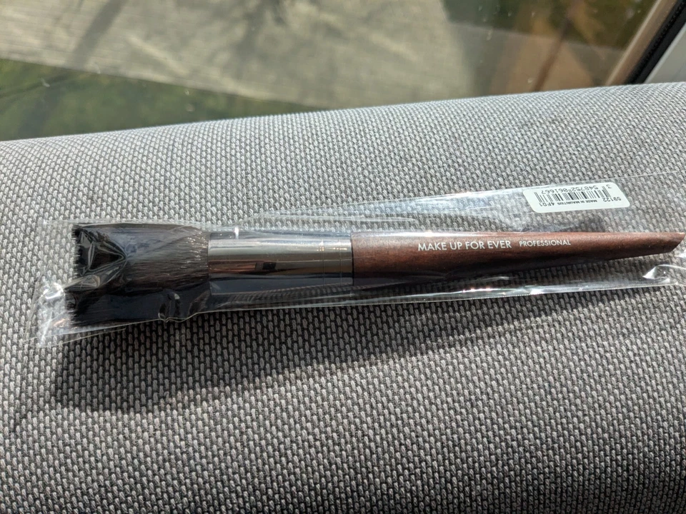 MAKE UP FOR EVER blending powder brush | 122 - Image 1 of 3