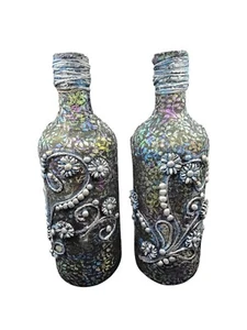 Par de botellas de vidrio reciclado con motivo floral y de hojas negras con arco iris iridiscente - Imagen 1 de 10