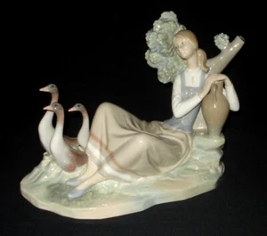 LLADRO WOMAN CARRYING WATER JUG W/ 3 GEESE LARGE PORCELAIN FIGURINE # 1212 MINT - Picture 1 of 12