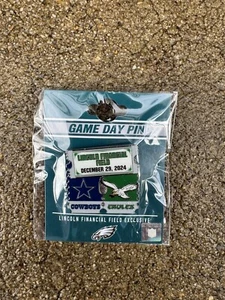 2024 PHILADELPHIA EAGLES GAME DAY PIN VS DALLAS COWBOYS 29.12.24 SAQUON 2000 YDS - Bild 1 von 3