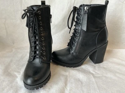 Botas de combate femininas Soda tamanho 6.5 couro sintético preto com cadarço salto alto lateral com zíper - Imagem 1 de 4