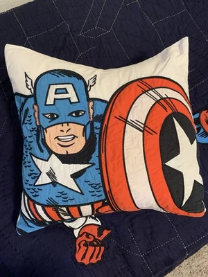 NUEVA funda de almohada bordada falsa Pottery Barn Kids Marvel Comics Capitán América Foto 1 de 4