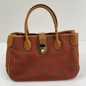 Bolso de hombro Dooney & Bourke rojo con logotipo edredón - Imagen 1 de 12