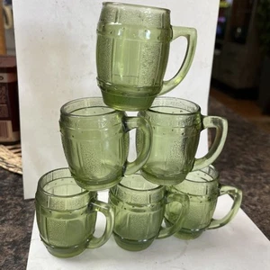 6 vasos de chupito de barril de cerveza de vidrio verde pequeños de 2,5" de alto vintage de los años 70 - Imagen 1 de 4