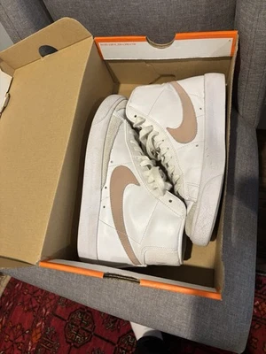 Excellent Condition Nike Women’s Blazer Mid ‘77 White/Pink Size 7 With Box - Image 1 of 4