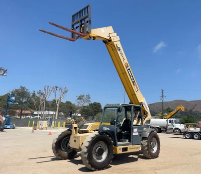 Manipulador telescópico Gehl DL12-40 12.000 lb - John Deere diésel - cambio de potencia - 4x4 - 40' Foto 1 de 4