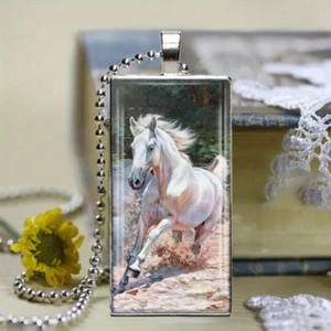 Collana con ciondolo in metallo vetro e metallo gioiello cavallo rettangolare bianco galoppo - Foto 1 di 5