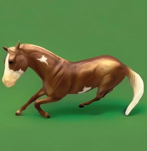 Breyer Barrel Racing "Scamper" Form Kastanie Pinto Classic Freedom Modell #62201 - Bild 1 von 15