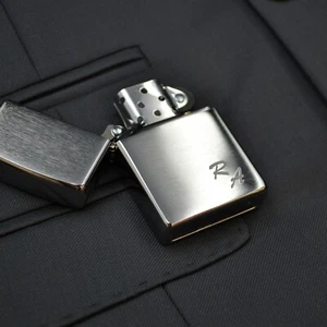 ZIPPO cepillado cromo monograma grabado - Imagen 1 de 12