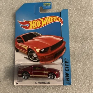 2014 Hot Wheels HW CITY '07 Ford Mustang 95/250 (Red Version) New On Card B158 - Picture 1 of 9