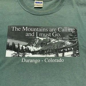 Durango Colorado Le Montagne Chiamano e Devo Go Maglietta Uomo M - Foto 1 di 8